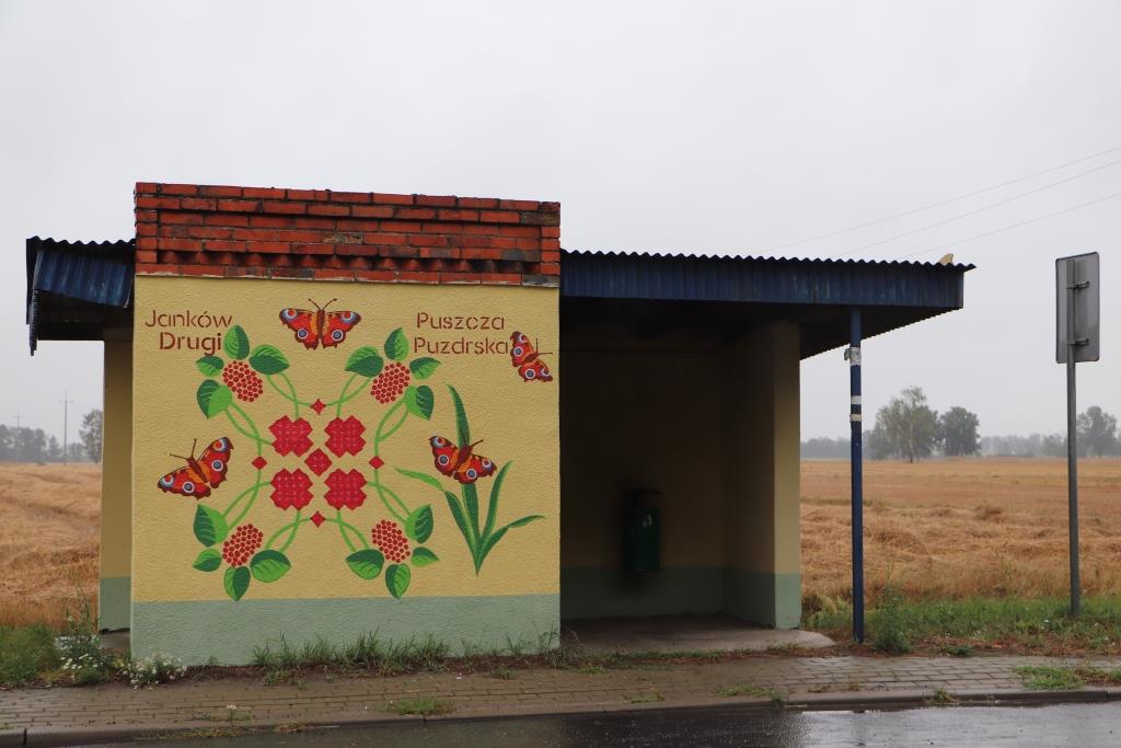 Wzory Puszczy Pyzdrskiej na wiatach przystankowych