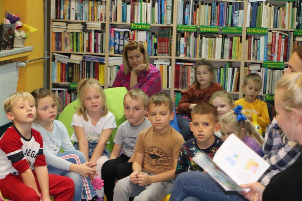Mamy sześciolatków czytają dzieciom w blizanowskiej bibliotece