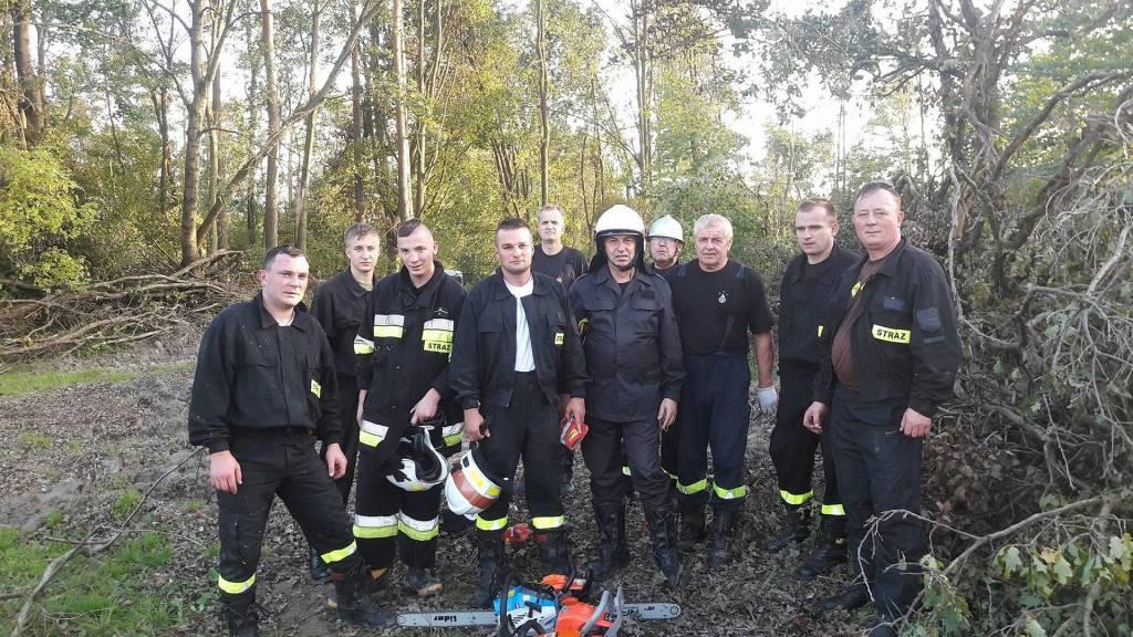 Strażacy z powiatu kaliskiego pomagają ofiarom nawałnicy na Kujawach
