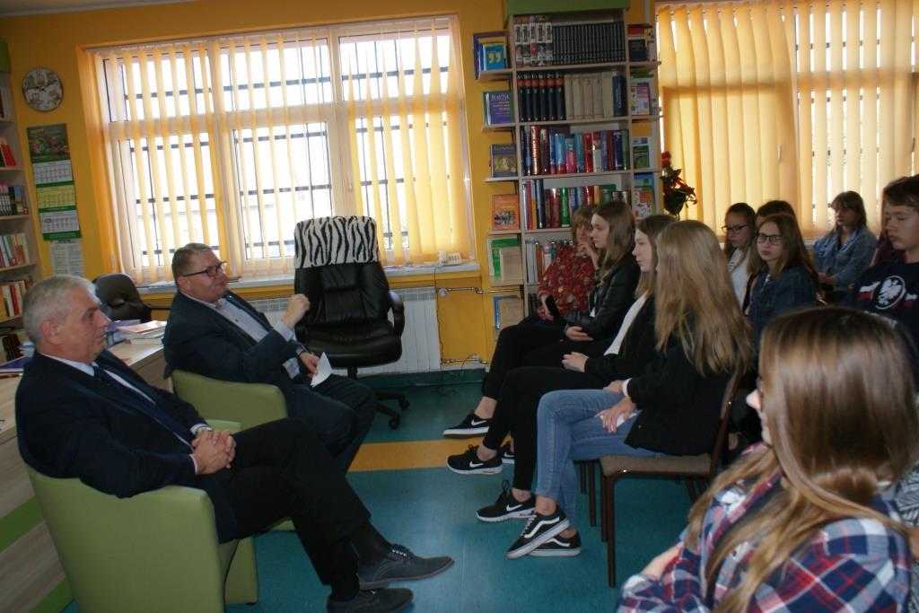 O samorządzie z gimnazjalistami w bibliotece